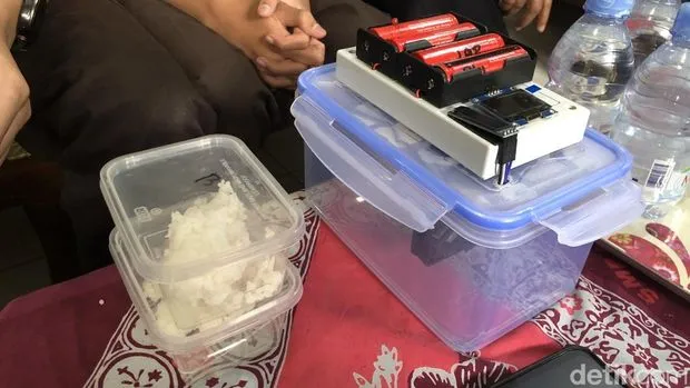 Siswa SMPN 1 Turi memamerkan inovasi alat detektor makanan basi untuk mencegah keracunan